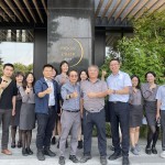 誠摯感謝臺(tái)中同業(yè)先進(jìn)，建樹建築與生活職人的歡聚，共同相知相惜！
卓勝隆董事長(圖中左一)帶領(lǐng)新業(yè)設(shè)計(jì)團(tuán)隊(duì)與創(chuàng)健健設(shè) 黃彬煌建築師(圖中右一)一同合影。
