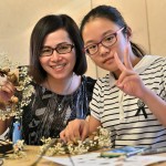 秋季微涼的天氣，讓我們一同將秋日的果實(shí)，巧手轉(zhuǎn)變成妝點(diǎn)居家空間的浪漫花圈。