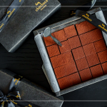 致上充滿聖誕氛圍的 #chochoco 比利時(shí)生巧克力，巧克力的質(zhì)感溫潤(rùn)如絲絨，在這感恩季節(jié)，與家人分享，感受輕柔滑順的幸福。