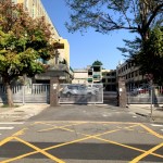 破損嚴(yán)重的圍牆改造為格柵，不僅讓視野穿透、也一併保有隱密性，整體與後門協(xié)調(diào)的連為一體。