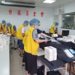 一早，甘霖基金會(huì)社工與志工們各司其職、分工合作，手腳俐落的準(zhǔn)備1000多份飯包，提供給臺(tái)中9大地區(qū)的長(zhǎng)者，也是每日問候的開始。