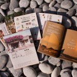 在後疫時(shí)代，閱讀恰好給我們一雙翅膀，讓我們飛越疆界及幽谷，從他人獨(dú)到的心與視線中看見世界美好的一面。只要你願(yuàn)意，隨時(shí)隨地都能來趟文青在地小旅行！