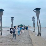 金門版「摩西分海」是建功嶼獨有的景觀，連接對面的島嶼，人們能踩著石板「濕路」徒步登島。