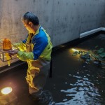 新業(yè)職人將雙足浸入水裡，測(cè)試不同高低與角度的琉璃燈光效果，只為選出最貼近完美的建築表情。