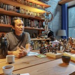 藝術(shù)家 陳煜權(quán)再度與新業(yè)攜手合作，盼以《漂浮著》訴說(shuō)兒時(shí)親近海、與之互動(dòng)的記憶，在社區(qū)中呈現(xiàn)出安靜的氛圍，留給住戶跟作品獨(dú)處的美好時(shí)光。