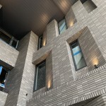 隨著午後陽光灑落與打燈的設(shè)計(jì)，建築立面也呈現(xiàn)出生動(dòng)且多樣化的表情。