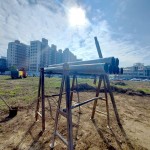 在豔陽(yáng)高照的好日子，一支支即將深入地底的地質(zhì)鑽探用管，在一旁蓄勢(shì)待發(fā)準(zhǔn)備上場(chǎng)!