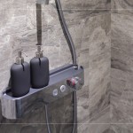 新業(yè)職人挑選恆溫沐浴龍頭，除了可放置沐浴用品外，最重要的是能讓住戶在淋浴的過程中提供穩(wěn)定的水溫，進而更貼近實際需求。