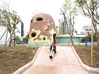 新業(yè)建設(shè)董事長(zhǎng)卓勝隆童心大發(fā)，在碉堡地景溜滑梯。