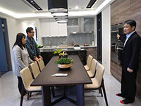 開放的廚房設(shè)計(jì)，全家人在餐桌一起用餐，也化身寬闊的工作空間。