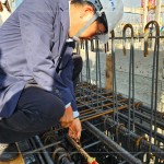 新業(yè)建設(shè)卓勝隆董事長(zhǎng)親手於22樓樓頂扎緊「噴金漆鋼筋」，安置於屋頂中樑位置，祈求一切順利，房屋永固。