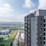 去年底交屋之又一力作－「築之細(xì)道」，座落於竹北市福興路?福興一路，混色外牆磚的柔和層次感與藍(lán)天白雲(yún)融為一體，如畫一般美好。