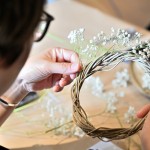 將滿天星修剪成想要的長度，一束一束裝飾上藤圈，讓花圈增添了一份手感的溫度。