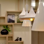 選用垂墜感的燈飾彰顯整個(gè)家居的格調(diào)，豐富家裡的空間層次，營(yíng)造出更加溫馨、唯美的照明效果。