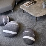 帶有紋路而圓潤的石頭抱枕，不僅任人放心抱緊處理，也縱容思緒迴盪在花蓮海景，以及當時腳下一顆顆圓圓的鵝卵石。