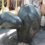 《漂浮著》作品上遍布切削、打磨的痕跡，在工具的選用上，運(yùn)用刀削手法呈現(xiàn)作品多樣化的表情。