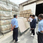 當(dāng)天特地將山形磚搬至戶外，新業(yè)職人團(tuán)隊宛如品鑑珍品般，仔細(xì)觀察磁磚在戶外陽光照射下的顏色紋理及曲線起伏。