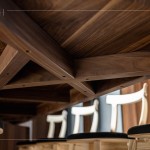 臺灣職人匠心的堅持，使用傳統(tǒng)榫接作為主結(jié)構(gòu)，以全實(shí)木、雙榫榫接桌腳及支撐橫桿連接處，結(jié)構(gòu)單純且雙倍紮實(shí)。