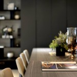 擺放香氛蠟燭來(lái)增加空間的美感，渲染出一股溫馨、時(shí)尚的餐廳氛圍。