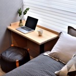 一只透明玻璃瓶內(nèi)插上兩株蔓綠絨Philodendron，掀起筆電，自家就能讓「繆思女神」輕易現(xiàn)出芳蹤。