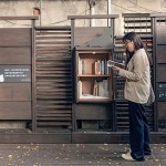 窗櫺式書櫃前伴著兩隻貓，每一位專注閱讀的書人也成為文學(xué)館最美的風(fēng)景。