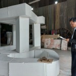 新業(yè)建設(shè)簡福榮總經(jīng)理(右一)打量著眼前『灰階-方』藝術(shù)品的模型，期待著成品安置於社區(qū)中，為住戶帶來「藝」種美好的新「視」界。