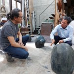 藝術(shù)家陳煜權(quán)（圖左一）與建築職人簡(jiǎn)福榮總經(jīng)理（圖右一）以蹲姿模擬水池的平視高度，討論著如何將藝術(shù)品與社區(qū)融合的美好樣貌，完美演繹。