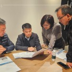 從設計、營建、行銷、客服跨部門的整合討論，觀察衛(wèi)浴設計調性、材質、規(guī)劃配置，細細琢磨，以講究打造生活。（圖左一為新業(yè)建設簡福榮總經理、圖左二為邱正光副總經理）