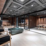 採光通透且獨(dú)立的家教室與公共空間，玻璃映照出層層疊疊的迷人椅背曲線，搭配歷史軌跡的石材與木材，層次裡更為空間注入一股有生命力的靈魂。