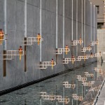 入口大面水景，一如滌去塵囂，步入小徑，由兩側(cè)的柔光引領(lǐng)，使人靜謐優(yōu)雅的歸來或到訪。