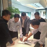 新業(yè)建設(shè)簡福榮總經(jīng)理(右一)、邱正光副總(左二)與設(shè)計(jì)團(tuán)隊(duì)，了解對(duì)於生活的細(xì)節(jié)，必須比住戶要求得更高。