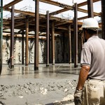 老師傅稍事休息，也不忘緊盯工程進(jìn)度與施工細(xì)節(jié)，堅(jiān)持給住戶(hù)們安心的居住品質(zhì)。