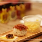 佐食搭配特製油品與醬料，在口中探索與食材的相互交織，感受最純粹的原味。