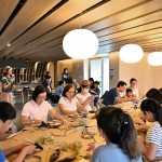 大家專注將自己的花圈設(shè)計(jì)成想像中唯美的模樣，讓人好期待完成品！