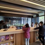 運(yùn)用適合的建築素材，也能自然形成和諧的氣氛，交誼閱讀區(qū)促發(fā)人們想捧本書靜靜閱讀的感受。