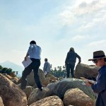 選石過程中，因石頭形狀、密度、厚實度各異，新業(yè)職人們需格外小心謹慎、留意腳步! 