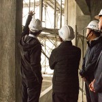 完成上樑儀式後，名譽董事長穆椿松先生、卓勝隆董事長及簡福榮總經理至各樓層巡視目前的工程，使每個細節(jié)力求完美。