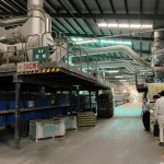 將完成施釉的磁磚送進(jìn)窯爐高溫窯燒，使釉料確實在磚面上著色，也讓磚體壓合得更加密實堅固。