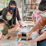 透過(guò)最初的孔版印製來(lái)體驗(yàn)絹印的樂(lè)趣，老師耐心示範(fàn)如何取出油墨、使用刮板均勻上色，孩子目不轉(zhuǎn)睛地緊盯教學(xué)。