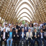 竹跡館入圍有建築界奧斯卡之稱的「WAF世界建築獎(jiǎng)」，市府團(tuán)隊(duì)合影。（記者張軒哲攝）