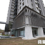 2樓外牆的百頁型沖孔網(wǎng)，也旋轉(zhuǎn)90度，象徵建築的「樹鬚」