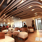 不只天花板，桌、椅、甚至燈具、燈管，都市曲線造型