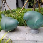 宜家前的麻雀彼此交頭接耳地，不曉得正在訴說什麼悄悄話呢？而如此悠閒的畫面，已成為宜家一景的美學(xué)。