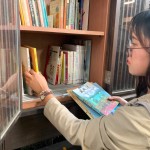 經(jīng)過日式懷舊建築的臺(tái)中文學(xué)館，不妨來到公益書席駐足，讓四處奔波的心歇歇腿、讀讀冊(cè)，也為下次的跨國旅遊重拾行囊，準(zhǔn)備起程！