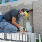 職人爬上圍牆，確認喵星人們的位置後，專注的完成藝術品最後的裝置階段。