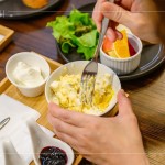 優(yōu)格、地瓜、水煮蛋製成的沙拉，取代平常使用的『美乃滋』，搭配扎實的法棍麵包一同享用，探索每種不同的風(fēng)味，感受因人而異，豐富又有趣。