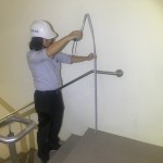 扶手高度除了符合法規(guī)，能否為使用者的生活帶來更多安全與便利性？因此，不鏽鋼樓梯扶手高度檢查也是新業(yè)職人團隊檢測的重點項目之一。