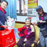 「阿嬤，送年菜囉!」將年菜送到獨(dú)居長(zhǎng)輩手中的同時(shí)，也不忘送上新業(yè)同仁親手繪製的祝?？ㄆ牡膯柡?。