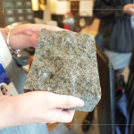 透過觸感及紋理觀察，理解每塊原材的「個性」，方方面面的考量，挑選出「適得其所」的石材。