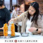 果酒製作步驟簡(jiǎn)易好上手，將果實(shí)、伏特加、冰糖依比例盛裝罐中，等待時(shí)光熟成，給未來的自己一份特別的新年祝福。